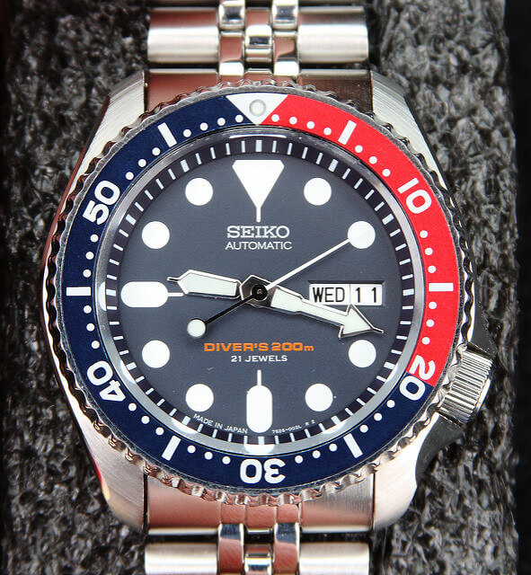 Seiko SKX009 divers watch bezel