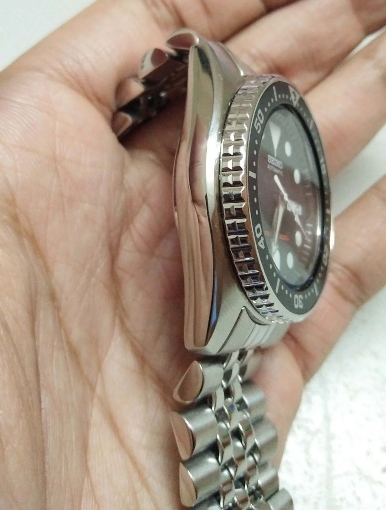 Seiko SKX013 polished case side